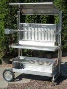 Der Spanferkel Grill aus Edelstahl mit montierter 2. Grillstation